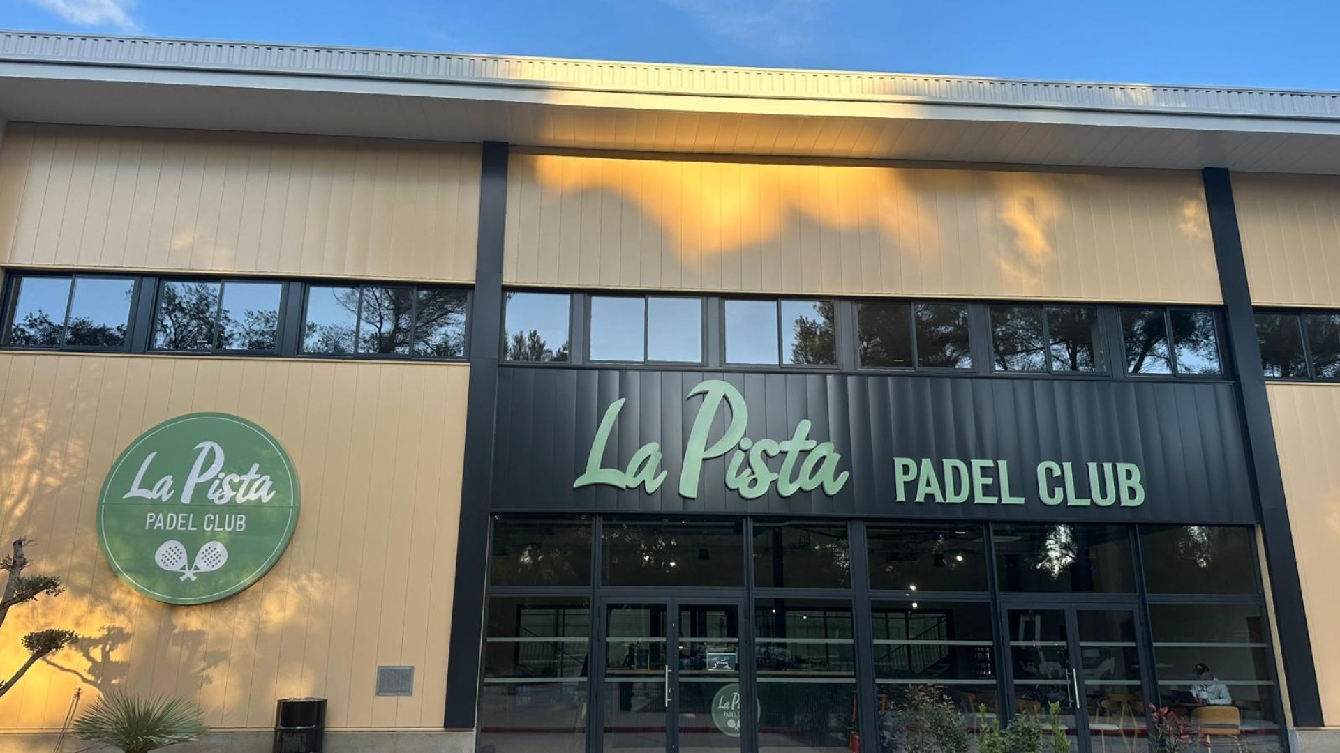 Entree la pista